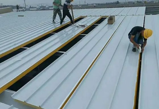 50-200mm PU Glass Wool Sandwich Roof Panel Waterproof Dengan Berat yang Dapat Dikustomisasi