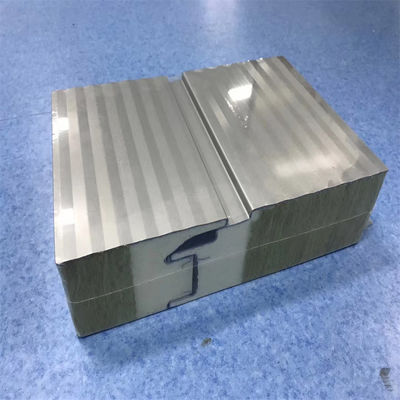 Warna-warni disesuaikan permukaan sementasi Anti penuaan PU Sandwich Panel dinding untuk kamar bersih