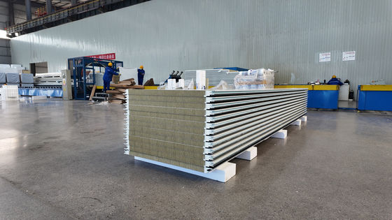 Superior 75mm Dekoratif PU Sandwich Panel Dengan Rock Wool Isolasi Properties