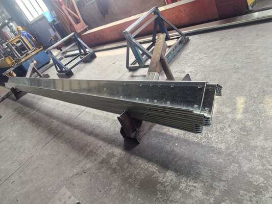 Hot Dip Galvanized Metal Building Purlin dengan Panjang yang Disesuaikan dan Jenis Baja 195/235/355 untuk Dukungan Struktural