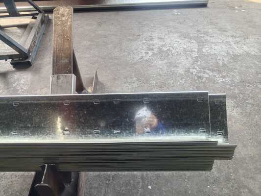 Hot Dip Galvanized Metal Building Purlin dengan Panjang yang Disesuaikan dan Jenis Baja 195/235/355 untuk Dukungan Struktural