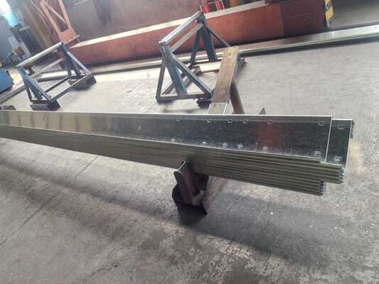 Hot Dip Galvanized Metal Building Purlin dengan Bentuk C / Z untuk Dukungan Struktural yang awet dalam Jenis Baja 195/235/355