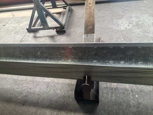 Hot Dip Galvanized Metal Building Purlin dengan Bentuk C / Z untuk Dukungan Struktural yang awet dalam Jenis Baja 195/235/355