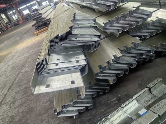Hot Dip Galvanized Metal Building Purlin dengan Bentuk C / Z untuk Dukungan Struktural yang awet dalam Jenis Baja 195/235/355