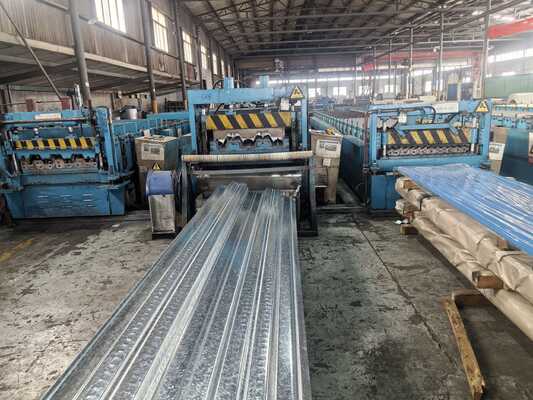 Panjang yang dapat disesuaikan Hingga 6000mm Metal Decking bergelombang dengan ketahanan korosi tinggi dan ketahanan api Kelas A