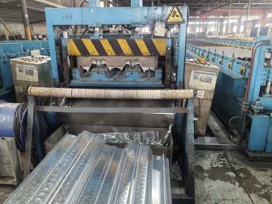 Panjang yang dapat disesuaikan Hingga 6000mm Metal Decking bergelombang dengan ketahanan korosi tinggi dan ketahanan api Kelas A
