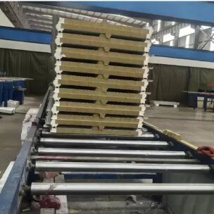 Panel berinsulasi struktural poliuretan panel atap luar ruangan panel sandwich profil atap inti busa